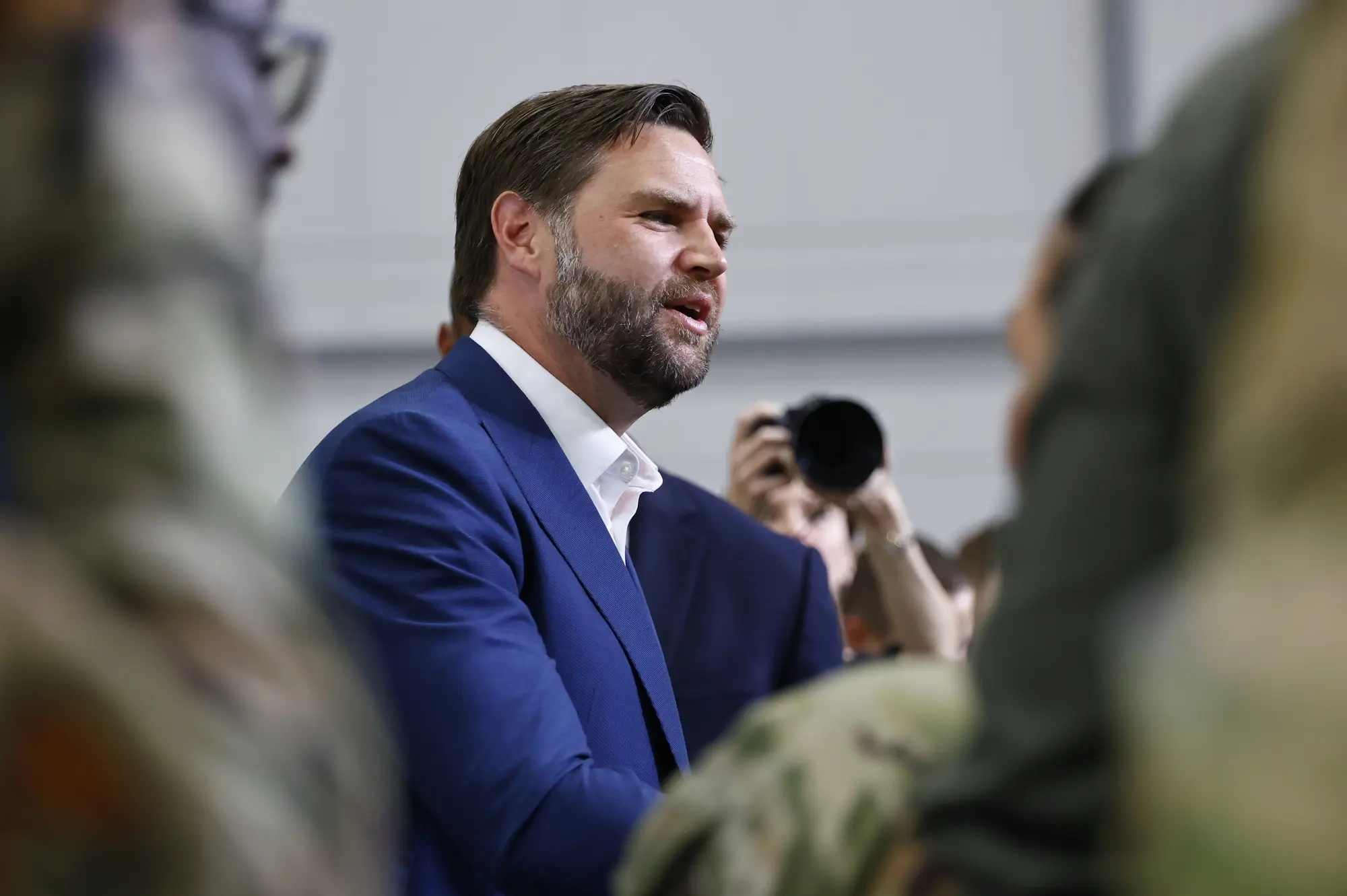 Вэнс об ударе по заводу Flex: Мне не нравится, но это война