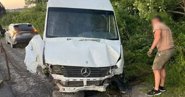 П’яний 21-річний злодій украв бус і перекинувся на сільській дорозі біля Львова