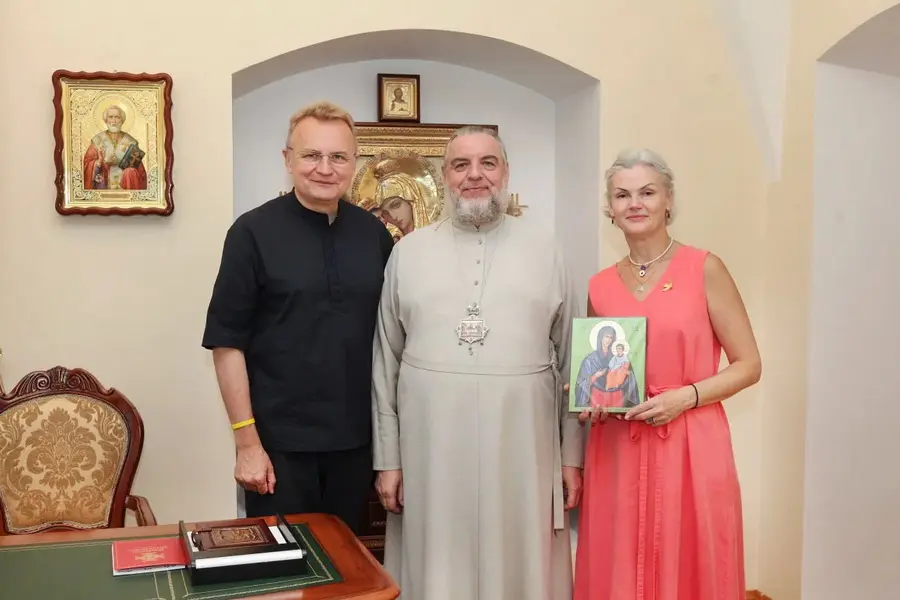 Садовий з дружиною ходили до церкви у центрі Вінниці