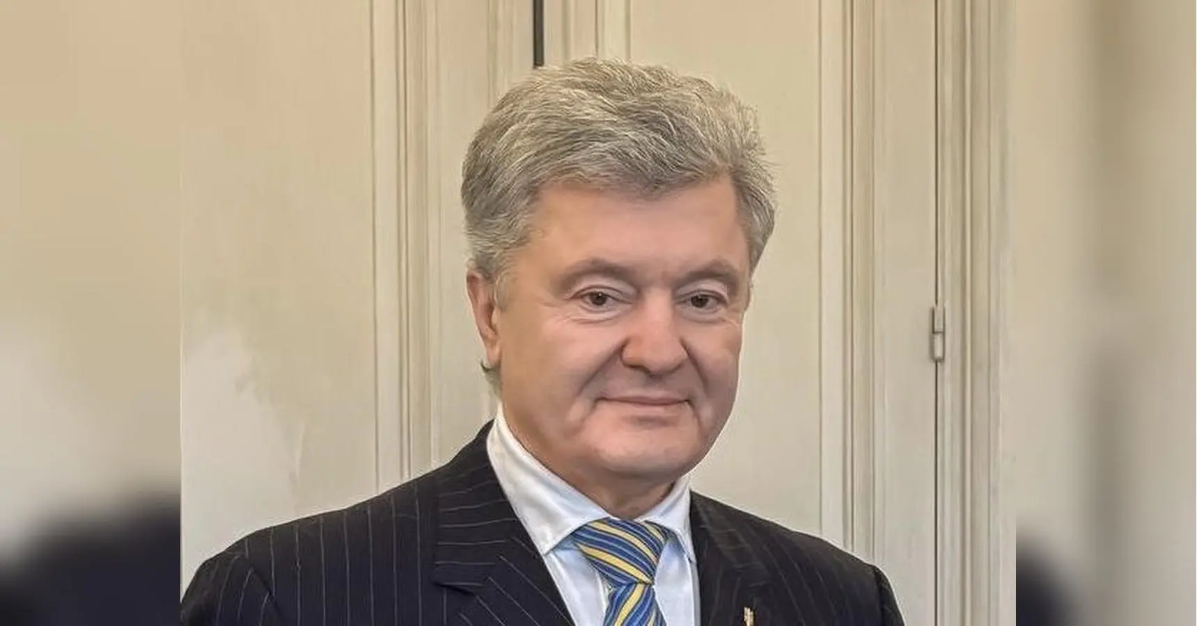 «Це несмак і цинізм»: Валентин Гладких дорікає Петру Порошенку за піджак Canali на зустрічі з військовими