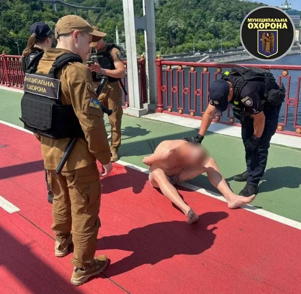 У Києві на пішохідному мосту чоловік намагався скоїти самогубство: чим усе закінчилося