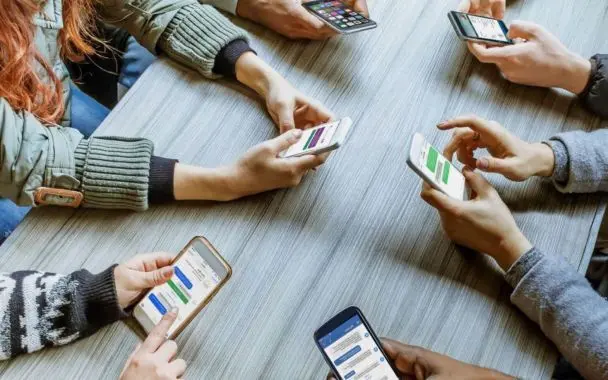 Освітня омбудсменка прокоментувала можливу заборону смартфонів у школах
