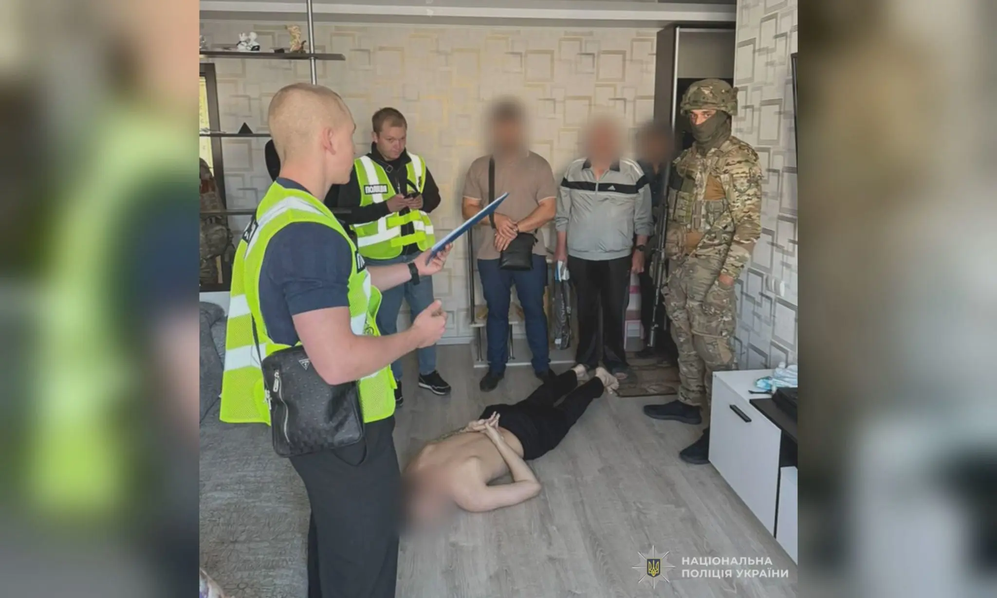Через фейкову “Дію” виманювали гроші в людей – відео затримання молодиків