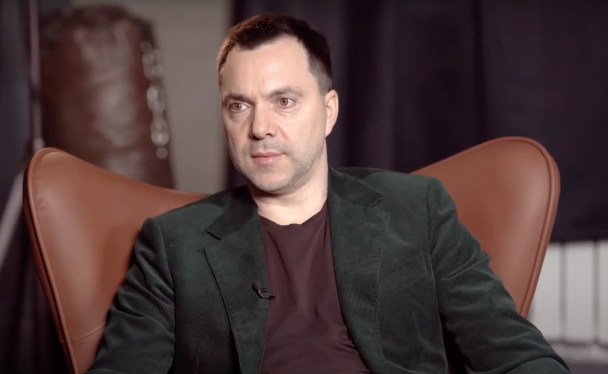 Втікач Арестович знову втрапив у скандал та заявив, що зневажає українців
