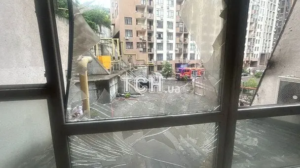 "Удар був дуже сильний": жителі багатоповерхівки в Києві розповіли про пережиту атаку