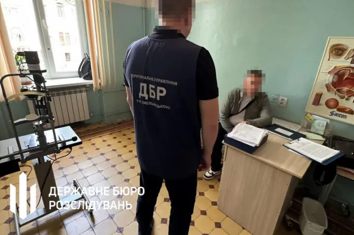 У Чернівцях затримали голову ВЛК, який за 10 тисяч доларів оформлював чоловікам непридатність до служби