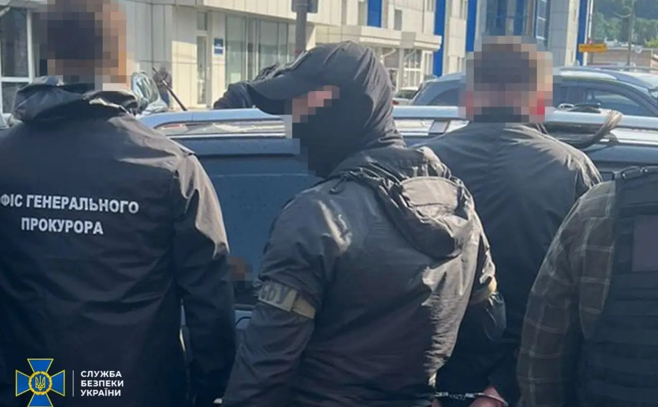 Аферисти вимагали хабар у іноземної компанії, що постачала реби для військових