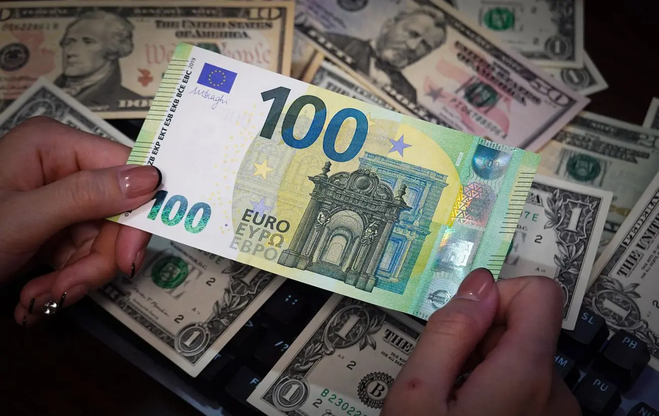 Майже 50 гривень: у проєкт держбюджету-2026 вперше заклали прогноз курсу євро