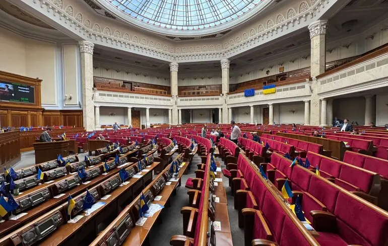 Депутати не захотіли відсторонити Безуглу від засідань Ради, як того просили колеги