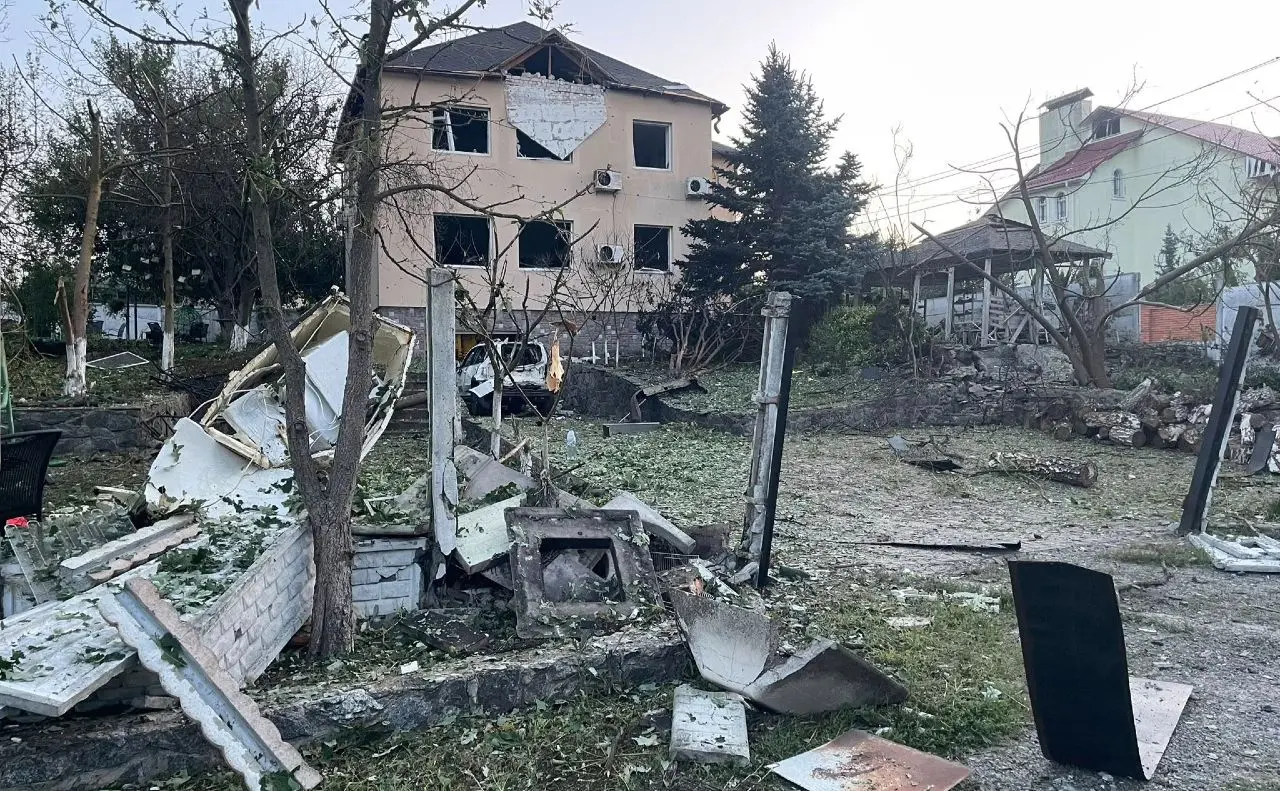 Сховалися у підвалі: «шахед» понівечив будинок колишньої рестораторки Маргарити Січкар у Гостомелі. ФОТО
