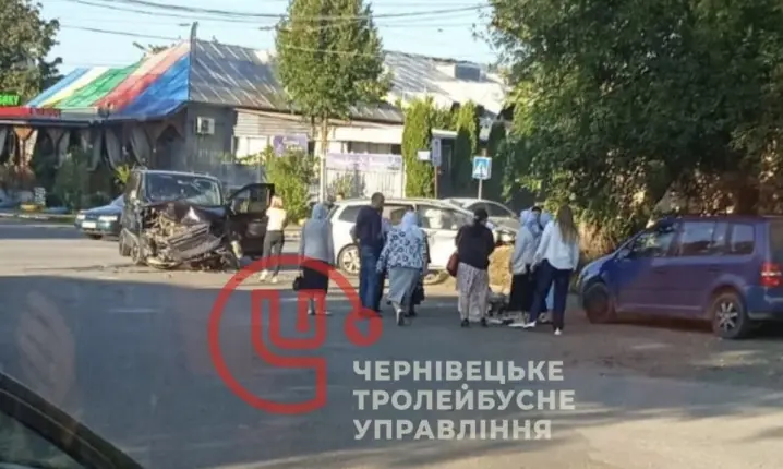 На Кемпінгу у Чернівцях сталася ДТП: тролейбуси №4 не їздять