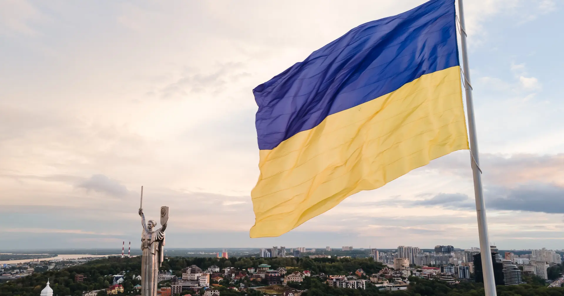 Синьо-жовті кольори незалежності. Як на світ з'явився український прапор і які труднощі здолав