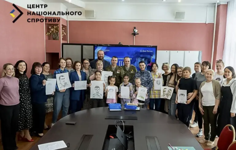 На Херсонщині дітей змусили малювати портрети російського військового