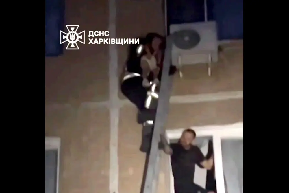 У Харкові з вікна п’ятого поверху випала трирічна дівчинка (відео)