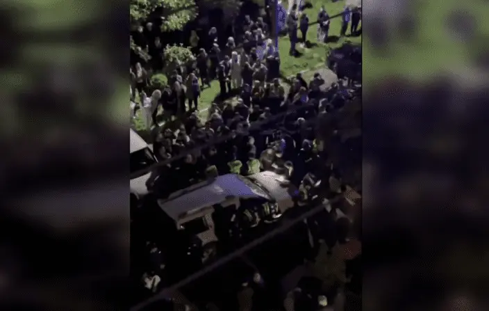 У Кам’янці-Подільському натовп людей напав на авто ТЦК (відео)