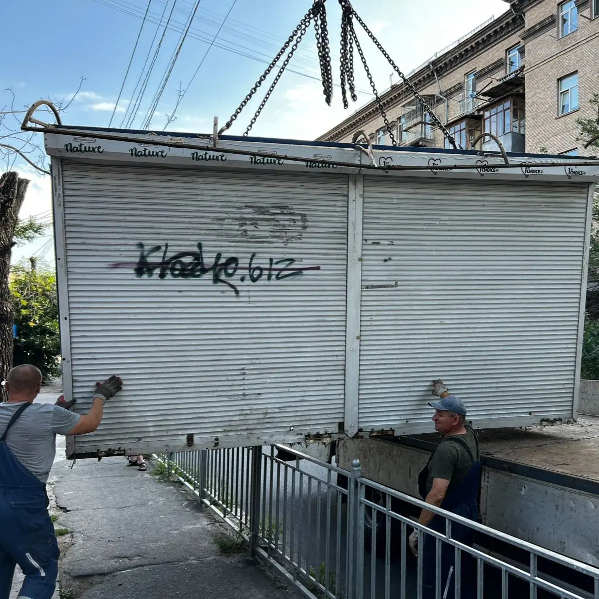 “Київблагоустрій” звільнив вулицю Петропавлівську на Подолі від тимчасових споруд (фото)