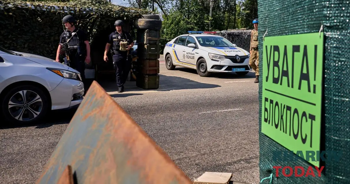 У Харкові чоловік наїхав на поліцейського на блокпосту