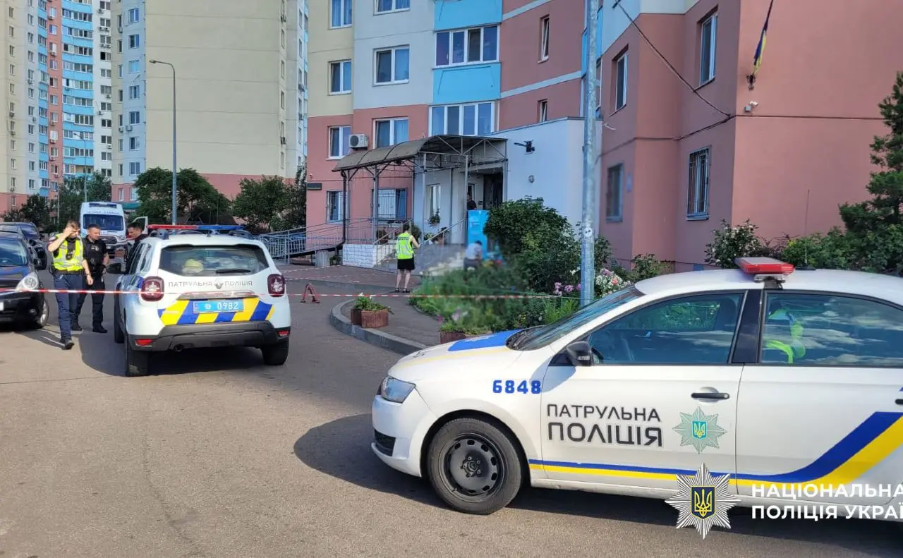 У Києві 4-річний хлопчик впав з вікна багатоповерхівки