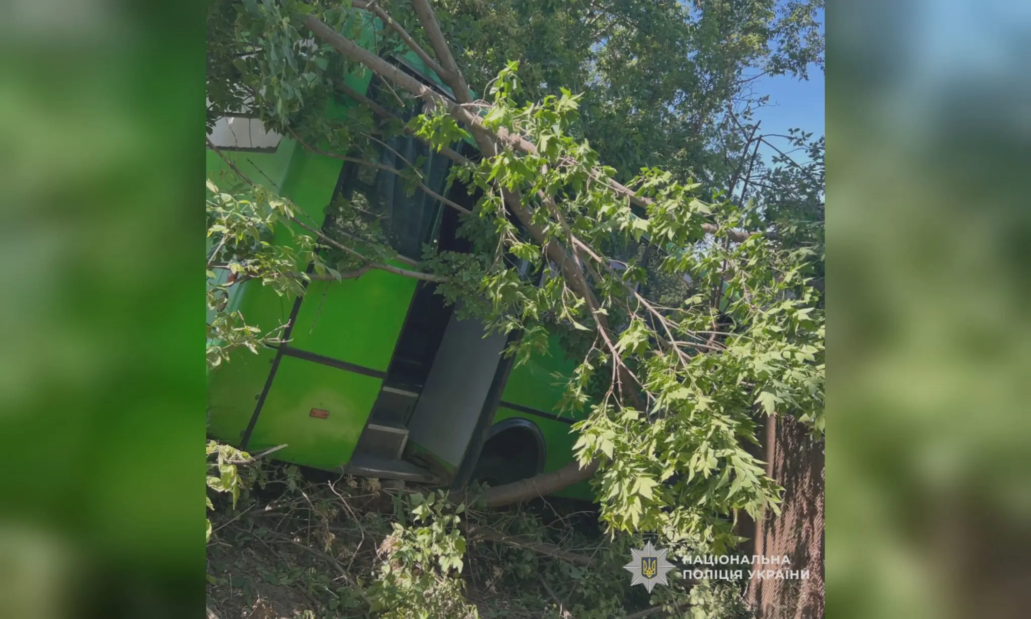 Водію автобуса в Харкові стало зле за кермом, транспорт злетів у кювет 📷