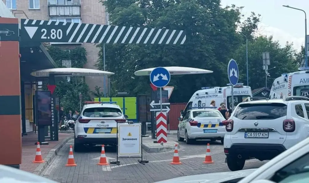 В Черкасах чоловік влаштував стрілянину у «Макдональдсі»: подробиці від поліції
