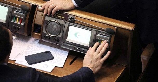 Чому Верховна Рада не транслює засідання в прямому ефірі: нардеп відповів
