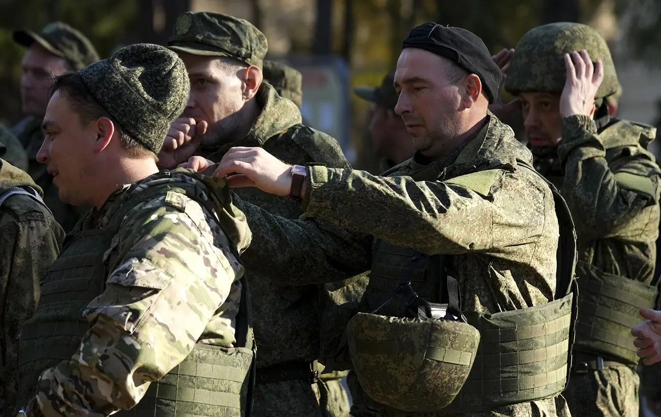Російські військові спалюють техніку на Херсонщині через великі втрати