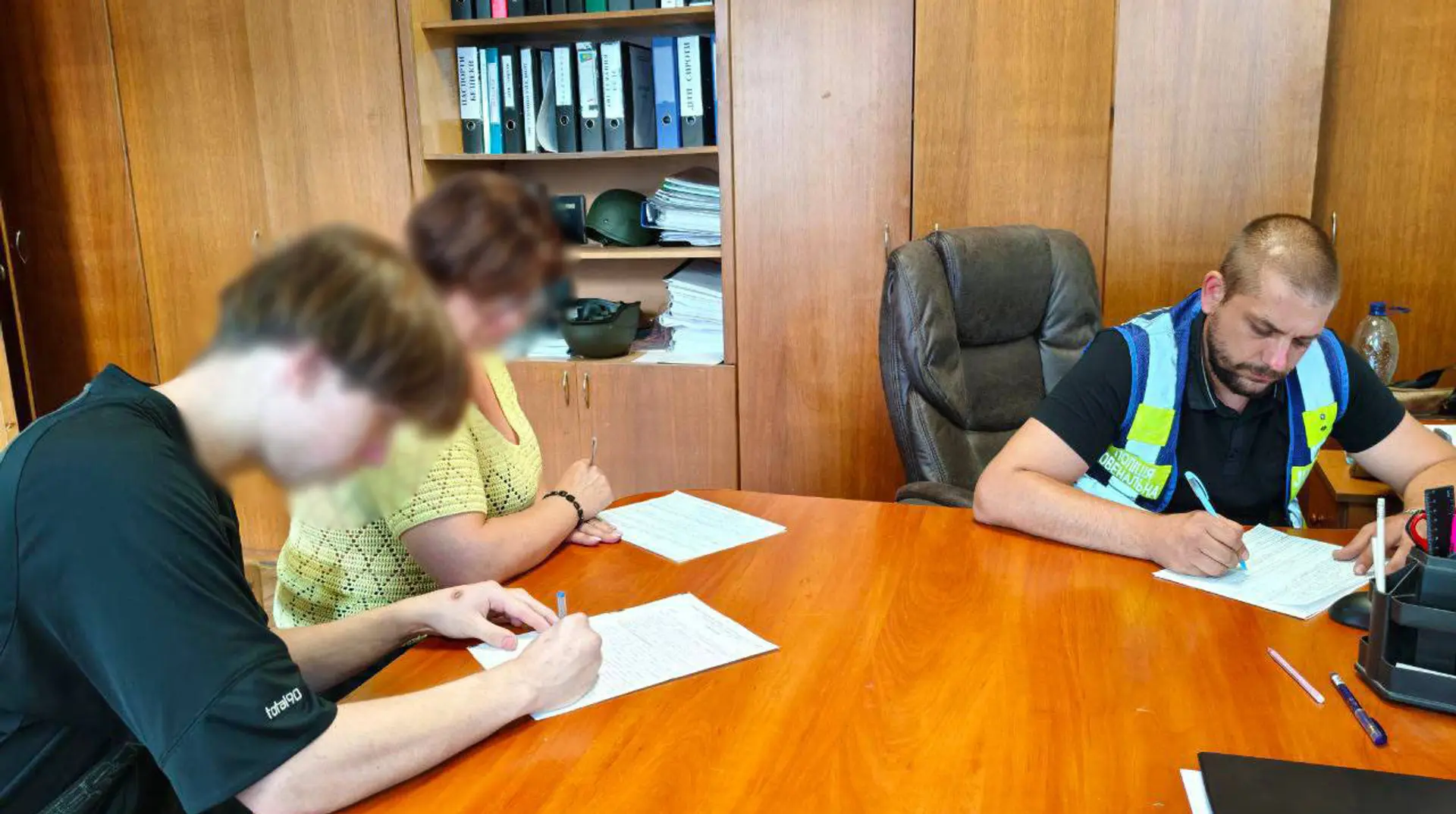 Київські підлітки зняли відео в поліцейській формі: батьків