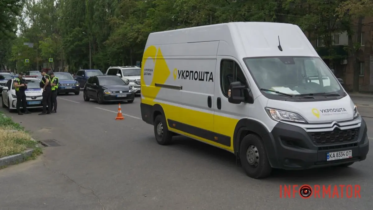 У Дніпрі на проспекті Богдана Хмельницького Citroen "Укрпошти" збив чоловіка
