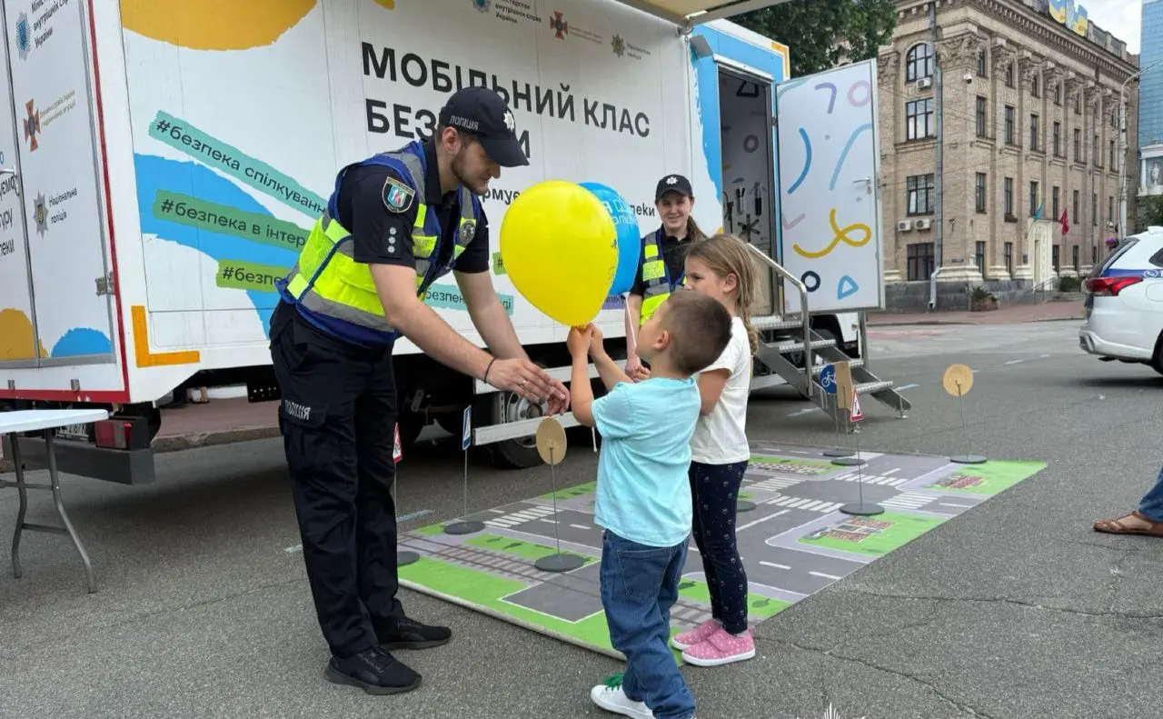 У перший день літа на Контрактовій площі поліцейські влаштували свято безпеки для дітей