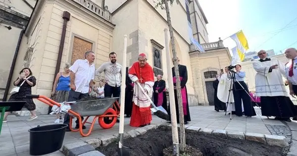 Посланець Папи Римського кардинал Крешенціо Сепе висадив дерево у центрі Львова. Фото дня