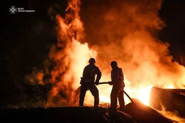 Росія атакувала рятувальників у Ніжині, коли ті гасили пожежу після "прильоту" (фото)