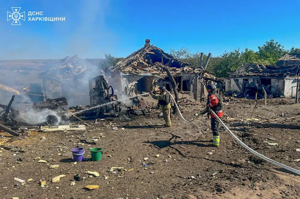 Росіяни вдарили авіабомбами по прифронтовому селу на Харківщині: постраждали люди (фото)