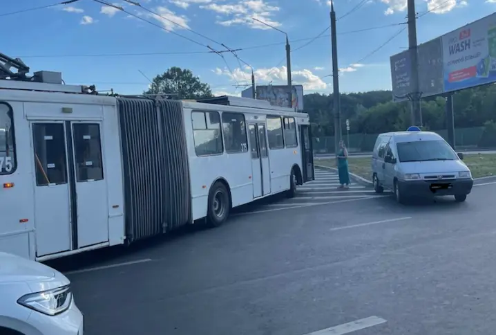 У Чернівцях тролейбус зіткнувся з легковиком на кільці біля дріждзаводу