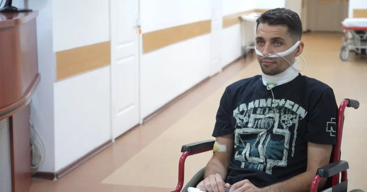 Український військовий із перерізаним горлом зміг утекти з полону рф. ВІДЕО