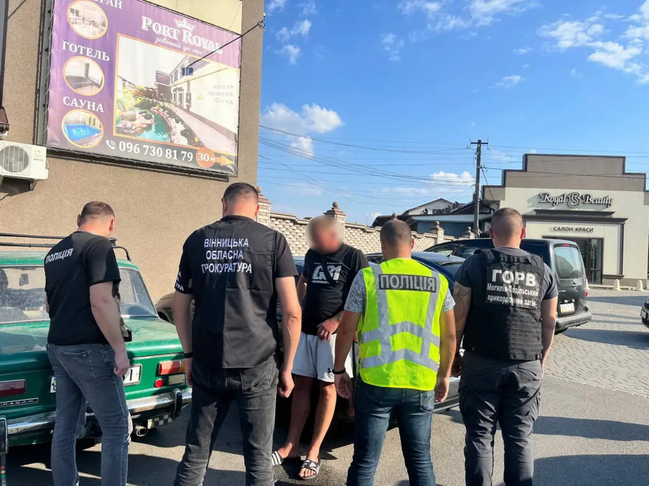У Тульчині біля ресторану затримали організатора закордонних подорожей для чоловіків