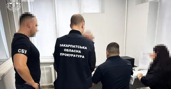 На Закарпатті депутат райради отримав підозру за розкрадання грошей під час ремонту дороги