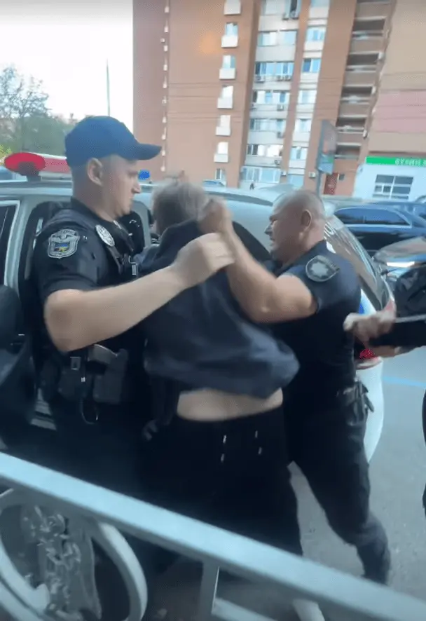 Заламували руки і тягнули в авто: блогерка заявила про силову мобілізацію її хлопця