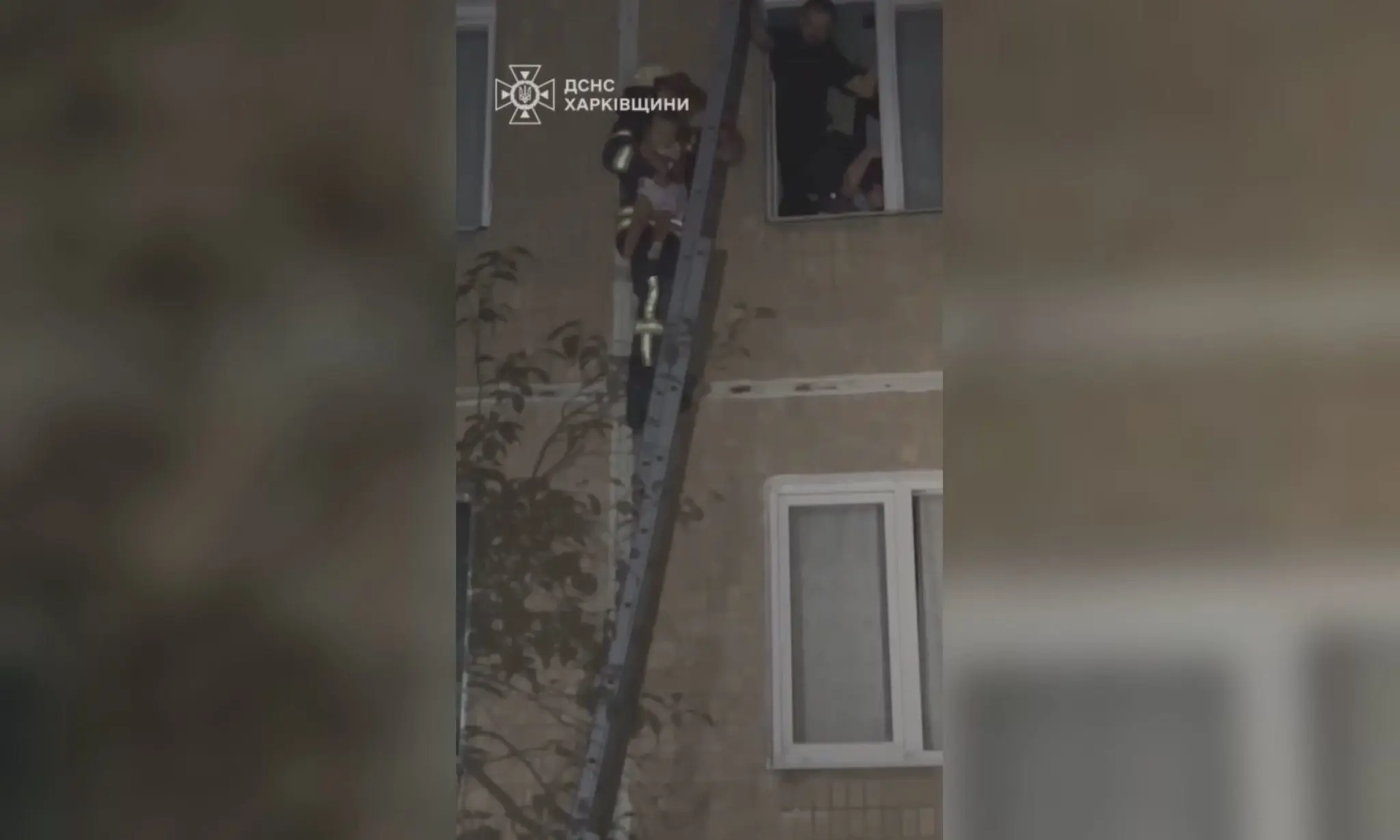 «Дивом врятувалася»: трирічна дитина випала з п’ятого поверху в Харкові 📹