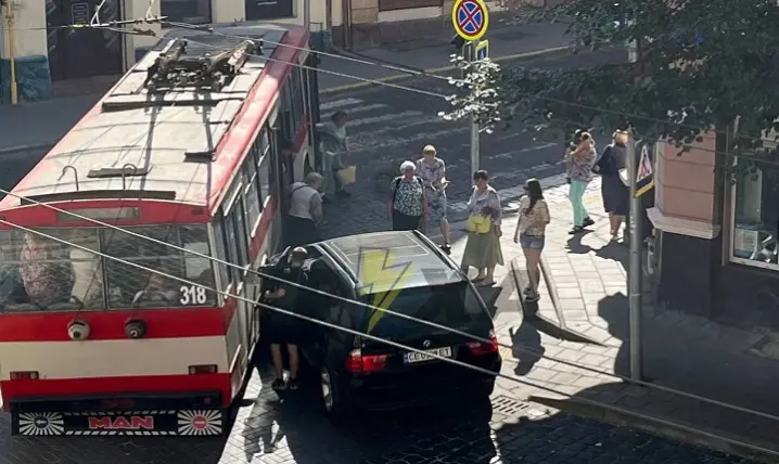 На Франка авто врізалося у тролейбус: транспорт розвертається на Соборній площі