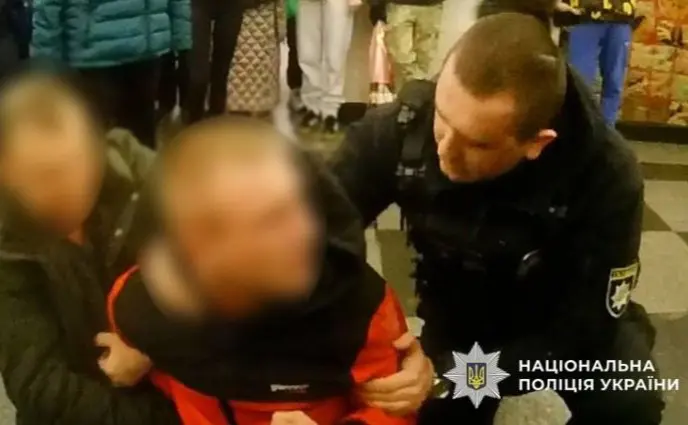У столиці засудили чоловіка, який у метро погрожував поліцейським пістолетом