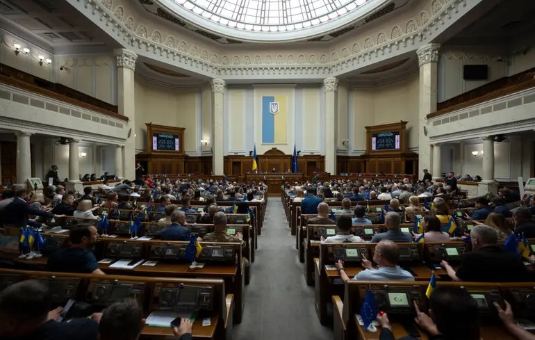 Бійка «слуг», середній палець Власенка та інше: чим запам’яталась перша за три роки трансляція засідання Ради