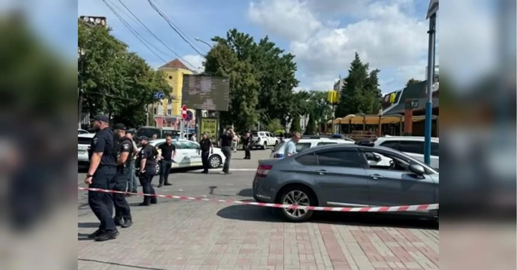 У центрі Черкас сталася стрілянина в закладі харчування: озброєний чоловік забарикадувався всередині