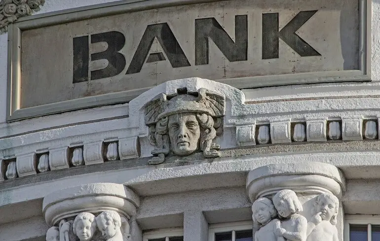 Кабмін розпочав процес приватизації двох державних банків 