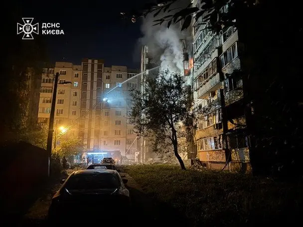 Внаслідок нічного обстрілу у Києві загинули жінка та немовля