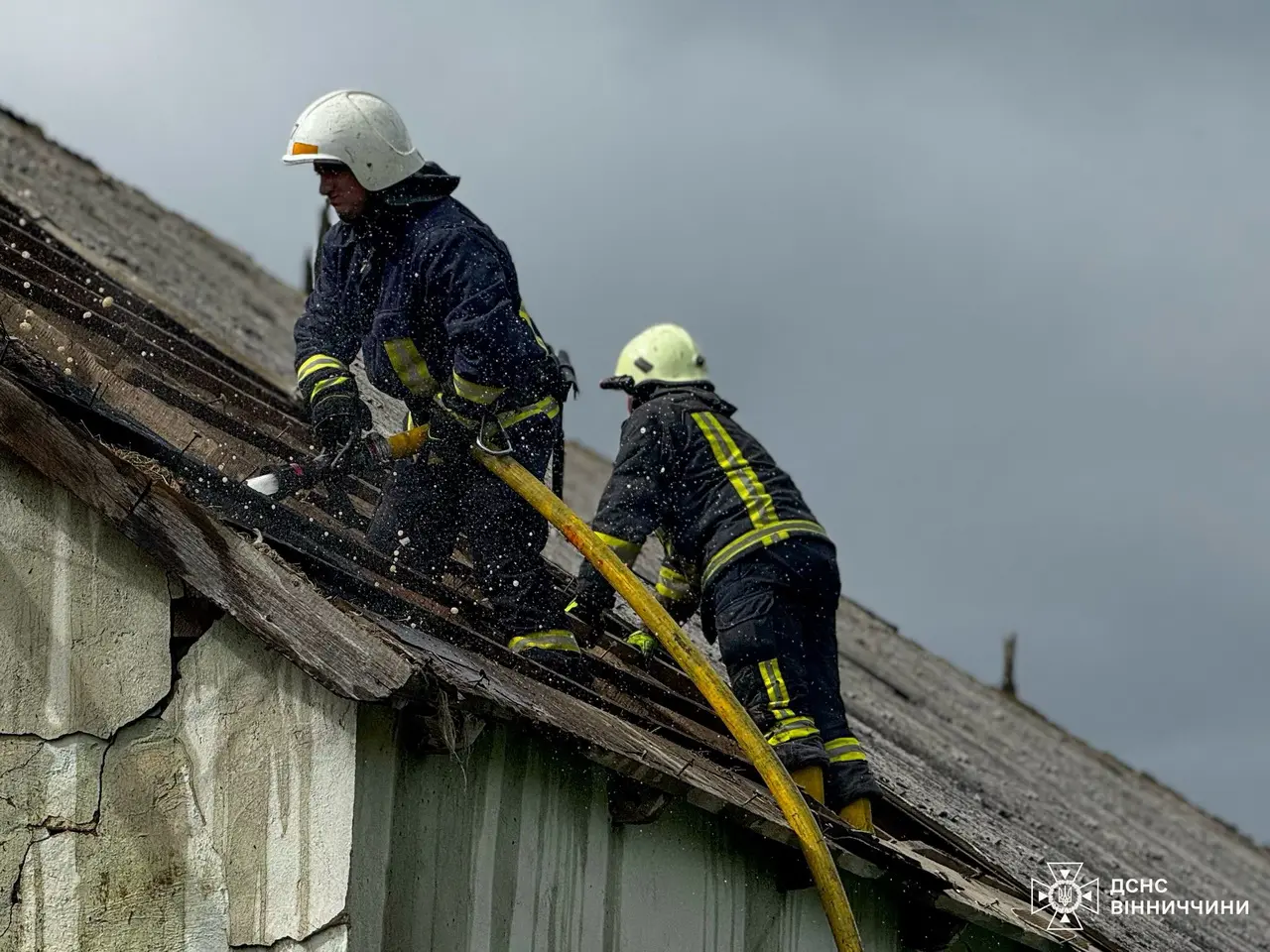 Горіли авто, квартира та будівлі на фермі на Вінниччині