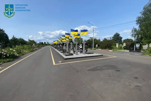 У Черкасах чоловік обікрав та пошкодив могили загиблих захисників