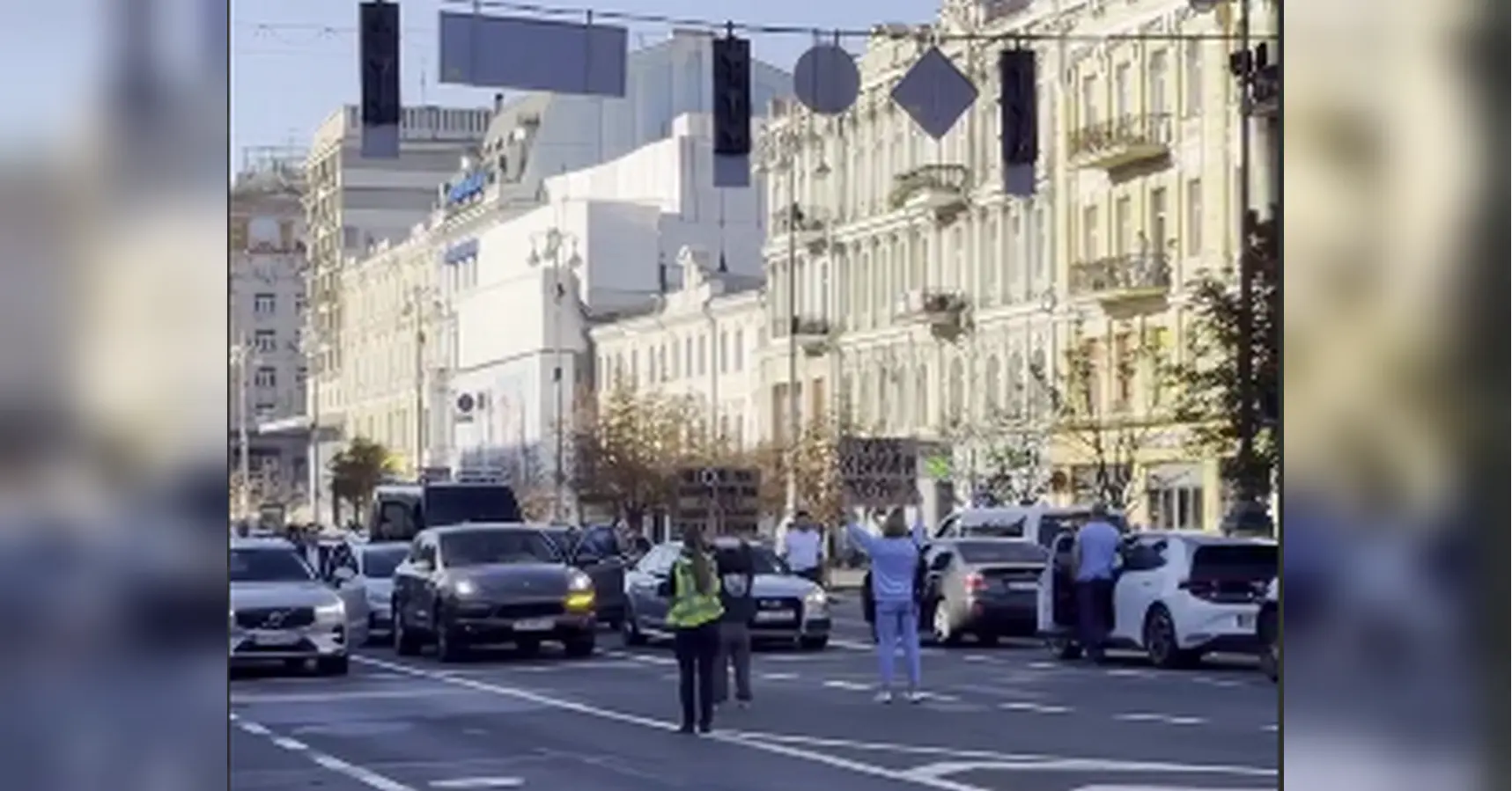 На Хрещатику у Києві вперше перекрили рух транспорту для проведення хвилини мовчання (фото, відео)