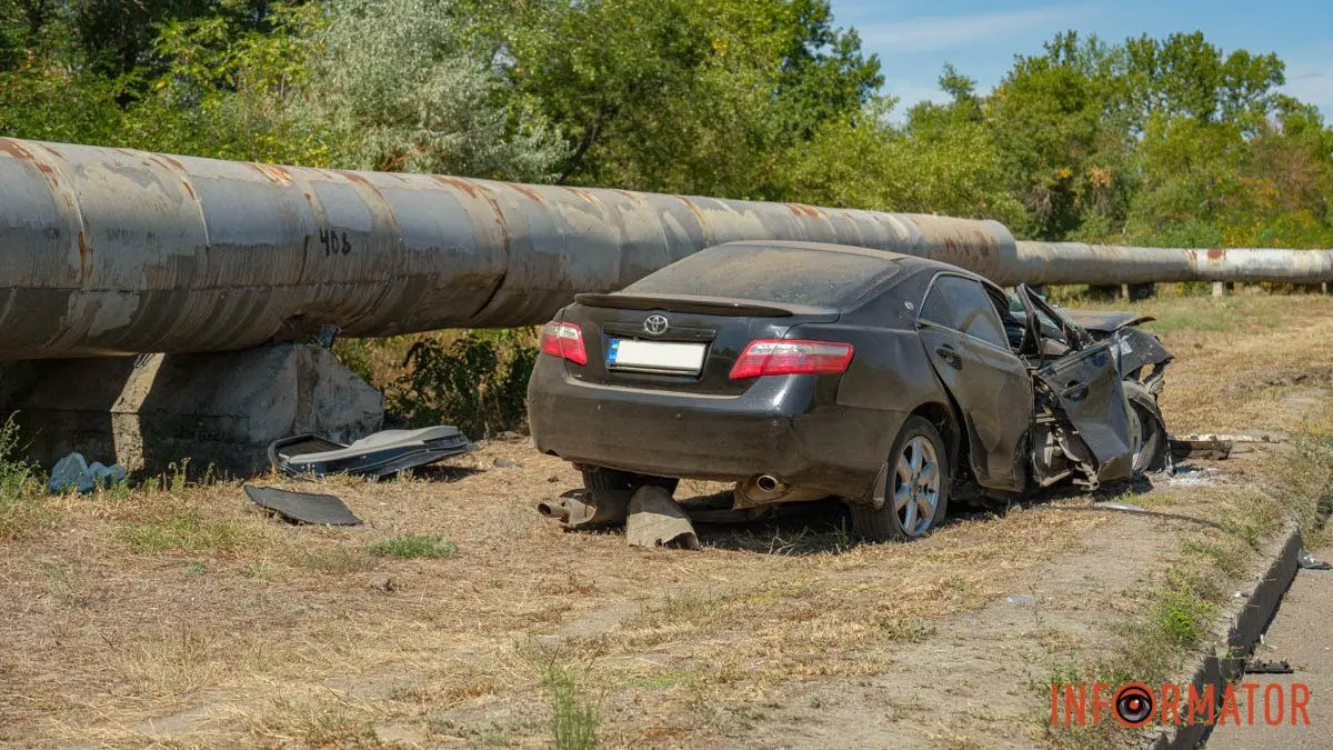 У Дніпрі на заїзді на Усть-Самарський міст Toyota врізалася у теплотрасу: водій помер у лікарні