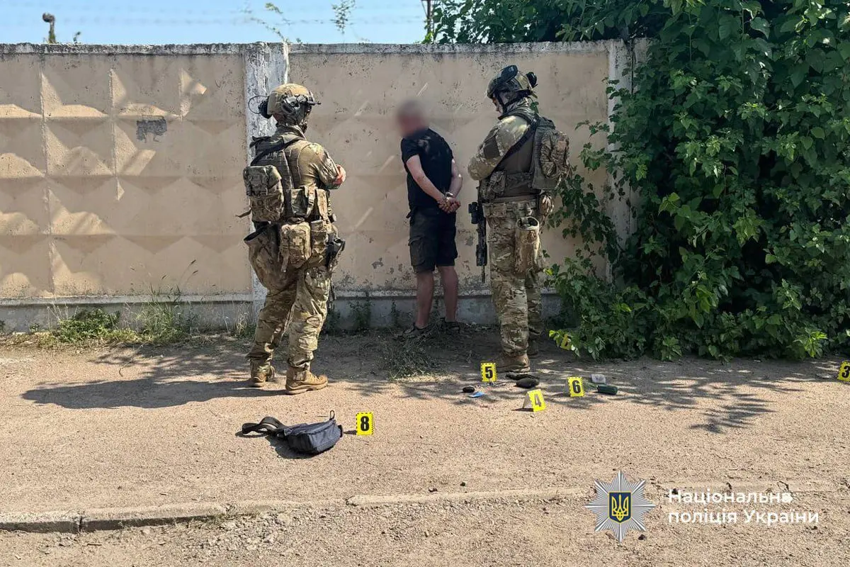 Поліцейські затримали чоловіка, який при перевірці погрожував підірвати гранату та намагався взяти у заручники робітників ТЦК (відео)