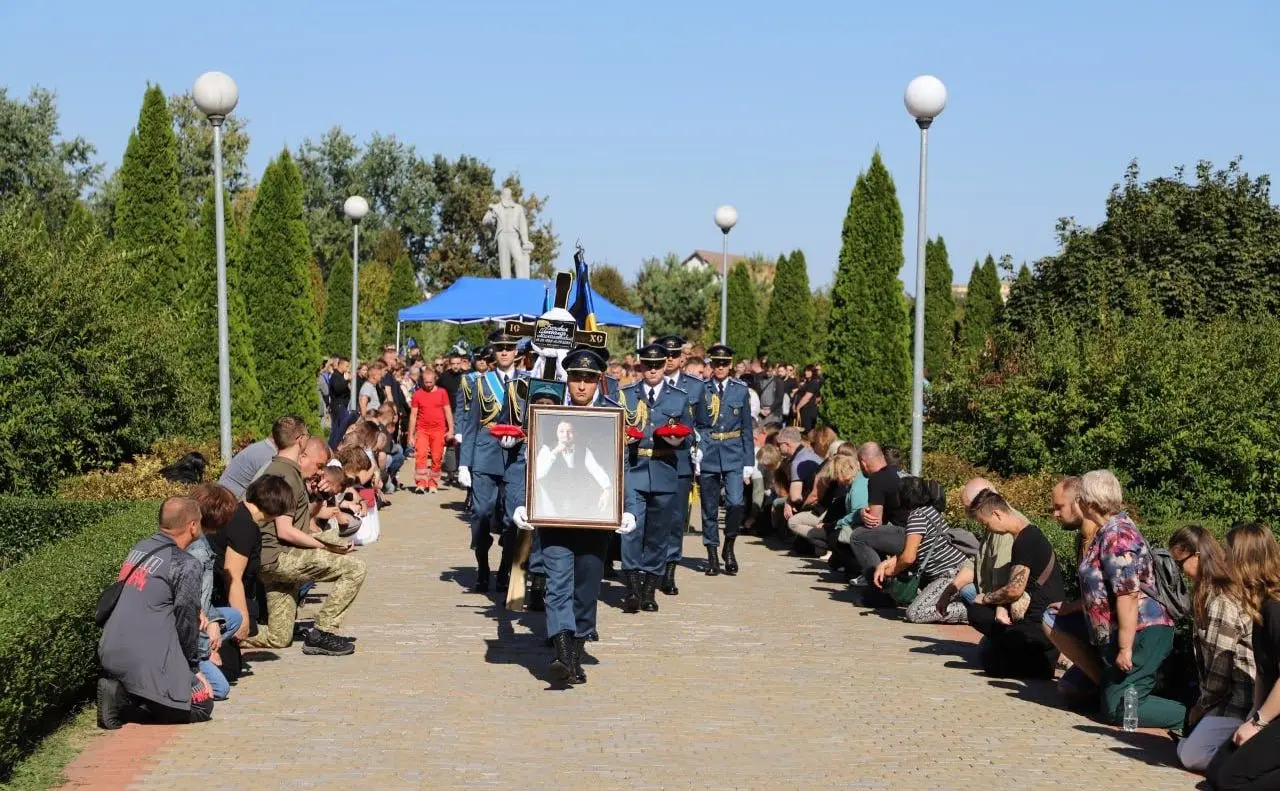 У Повітряних силах попрощались зі штурманом-героєм Олександром Боровиком, який загинув під час бойового вильоту